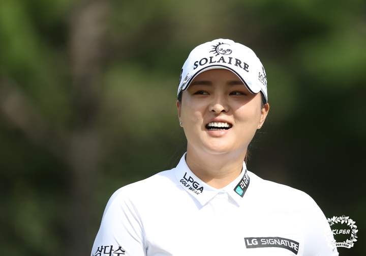 [서울=뉴시스] 박주성 기자 = 24일 부산 기장에 위치한 LPGA 인터내셔널 부산에서 열린 'BMW Ladies Championship' FR에서 고진영이 5번홀 버디 성공 후 인사를 하고 있다. (사진=KLPGA 제공). 2021.10.24. photo@newsis.com *재판매 및 DB 금지