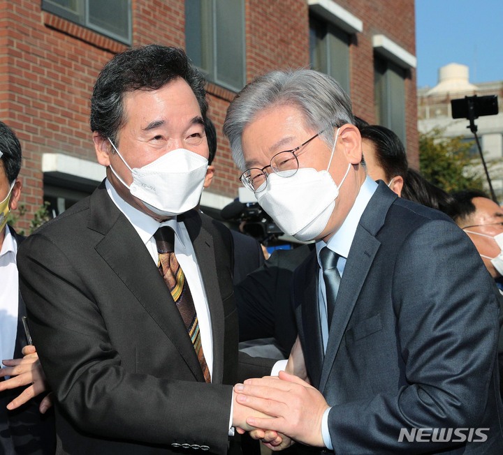 [서울=뉴시스] 국회사진기자단 = 더불어민주당 이재명 대선 후보가 24일 서울 종로구 한 찻집에서 앞에서 이낙연 전 대표를 맞이하고 있다. 2021.10.24. photo@newsis.com