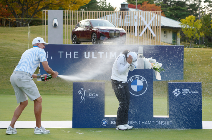 [서울=뉴시스] 고승민 기자 = 고진영이 24일 부산 기장군 LPGA 인터내셔널 부산에서 열린 BMW 레이디스 챔피언십에서 우승을 차지, 한국 선수 200승의 쾌거를 이룩했다. 사진은 이날 세리머니중인 고진영. (사진=BMW코리아 제공) 2021.10.24. photo@newsis.com *재판매 및 DB 금지