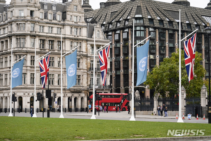 [런던=AP/뉴시스]영국 런던 국회의사장 광장의 영국기와 유엔기. 2021.10.24.)