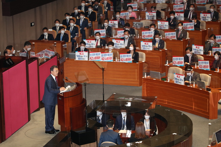 [서울=뉴시스] 김진아 기자 = 문재인 대통령이 25일 오전 국회 본회의장에서 2022년도 예산안 시정연설을 하고 있다. 2021.10.25. bluesoda@newsis.com