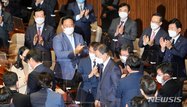 [서울=뉴시스] 전신 기자 = 문재인 대통령이 2022년도 예산안 시정연설을 위해 25일 서울 여의도 국회 본회의장으로 들어서고 있다. (공동취재사진) 2021.10.25. photo@newsis.com