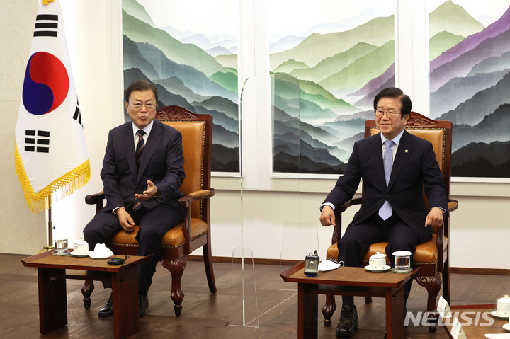 [서울=뉴시스] 김진아 기자 = 문재인 대통령이 25일 오전 국회 환담장에서 2022년도 예산안 시정연설을 하기에 앞서 박병석 의장과 환담, 발언을 하고 있다. 2021.10.25. bluesoda@newsis.com