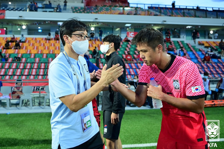 [서울=뉴시스] 추상철 기자 = 25일 싱가포르 잘란베사르 스타디움에서 열린 '2022 AFC U-23 아시안컵 예선' 대한민국과 필리핀의 경기. 3대0 승리를 거둔 황선홍 감독이 김주성과 손을 마주치고 있다. (사진= 대한축구협회 제공) 2021.10.25. photo@newsis.com *재판매 및 DB 금지