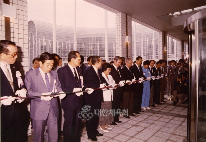 [서울=뉴시스]지난 1988년 노태우 전 대통령이 서울올림픽 개막식 행사에서 색줄자르기를 하고 있다. (제공=대한체육회) *재판매 및 DB 금지