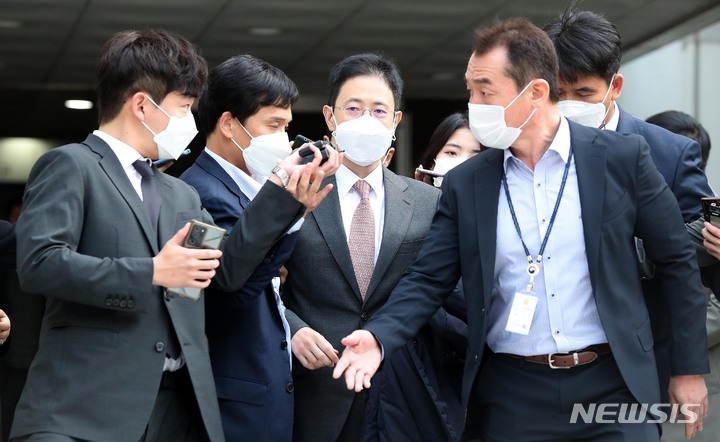 [서울=뉴시스] 김선웅 기자 = 고발사주 의혹 사건의 핵심 당사자로 지목된 손준성 검사(전 대검찰청 수사정보정책관)가 지난 10월26일 오전 서울 서초구 서울중앙지법에서 열린 구속 전 피의자 심문(영장실질심사)을 마친 후 법정을 나서고 있다. 2021.10.26. mangusta@newsis.com