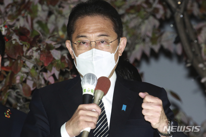 [도쿄(일본)=AP/뉴시스]기시다 후미오 일본 총리가 지난 26일 도쿄에서 선거 유세에 나서고 있다. 그는 집권 자민당의 총재로 오는 31일 중의원 선거에서 의석 과반수 확보를 승패 기준으로 제시한 바 있다. 2021.10.28.