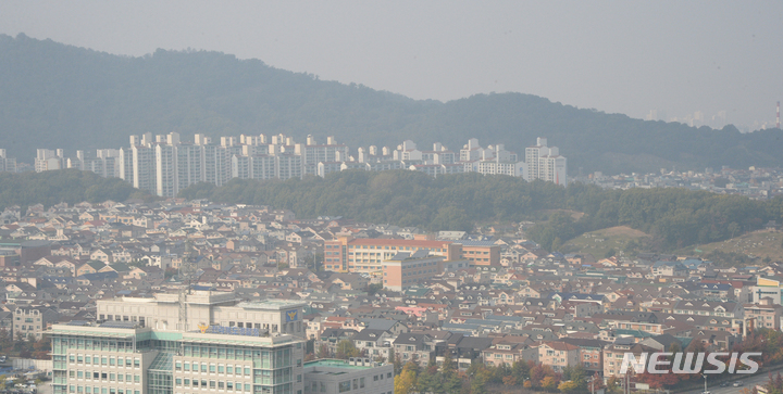 [전주=뉴시스] 김얼 기자 = 전북도청에서 바라본 전주시 도심이 미세먼지와 초미세먼지로 가득 차 있다. 2021.10.27.