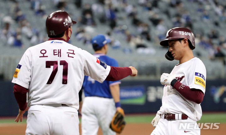 [서울=뉴시스] 김선웅 기자 = 27일 오후 서울 구로구 고척스카이돔에서 열린 2021 프로야구 삼성 라이온즈와 키움 히어로즈의 경기, 3회말 1사 주자 1,2루 상황 키움 이정후가 1타점 적시타를 치고 있다. 2021.10.27. mangusta@newsis.com