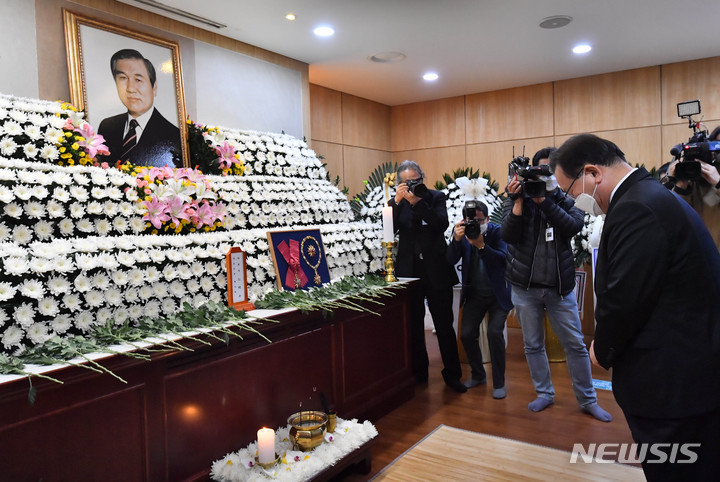 [서울=뉴시스] 사진공동취재단 = 김부겸 국무총리가 지난 27일 서울 종로구 서울대병원 장례식장에 마련된 고(故) 노태우 전 대통령 빈소를 찾아 조문을 하고 있다. 2021.10.27. photo@newsis.com