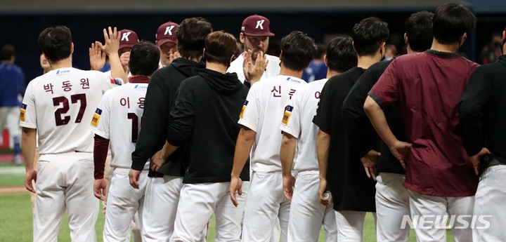 [서울=뉴시스] 김선웅 기자 = 27일 오후 서울 구로구 고척스카이돔에서 열린 2021 프로야구 삼성 라이온즈와 키움 히어로즈의 경기, 삼성에 8:3 승리를 거둔 키움 선수들이 기뻐하고 있다. 2021.10.27. mangusta@newsis.com