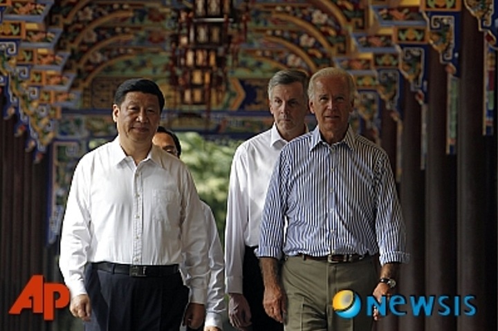 [두장옌=AP/뉴시스]2011년 8월 21일 당시 미국 부통령이던 조 바이든 현 대통령과 중국 부주석이던 시진핑 국가주석이 중국 남서부 쓰촨성 두장옌에서 함께 산책하고 있다. *재판매 및 DB 금지