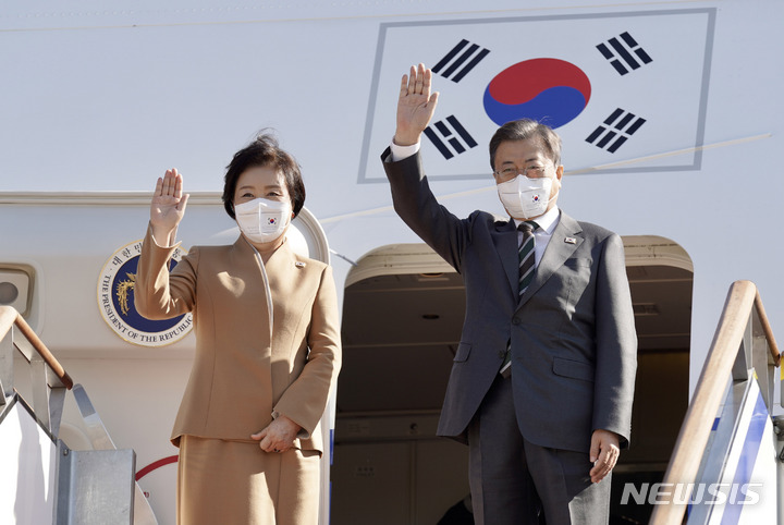 [성남=뉴시스] 김진아 기자 = 주요 20개국(G20) 정상회의 참석 등 7박9일간의 유럽 순방을 위해 출국하는 문재인 대통령과 부인 김정숙 여사가 28일 오전 경기 성남시 서울공항에서 공군1호기에 올라 환송 인사들에게 손을 흔들고 있다. 2021.10.28. bluesoda@newsis.com