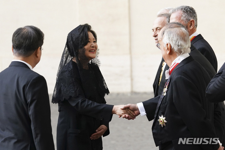 [바티칸=뉴시스] 김진아 기자 = 교황청을 공식 방문한 문재인 대통령과 부인 김정숙 여사가 29일(현지시간) 교황 의장단과 인사를 하고 있다. 2021.10.29. bluesoda@newsis.com