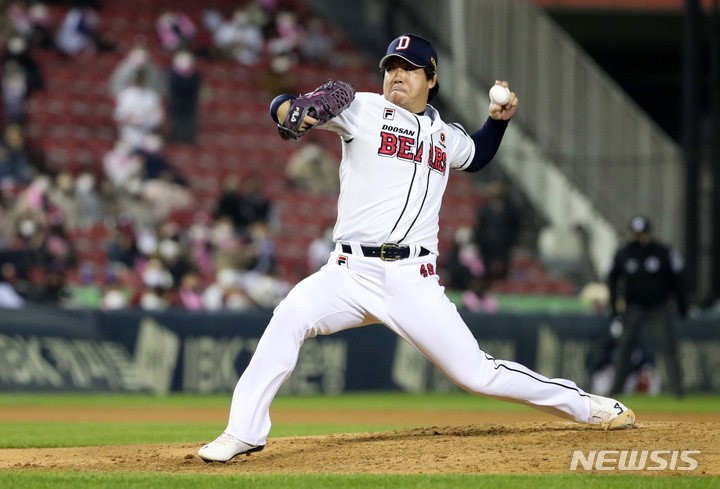 [서울=뉴시스] 김선웅 기자 = 1일 오후 서울 송파구 잠실야구장에서 열린 2021 KBO 포스트시즌 와일드카드 결정 1차전 키움 히어로즈와 두산 베어스의 경기, 6회초 두산 교체투수 이현승이 역투하고 있다. 2021.11.01. mangusta@newsis.com