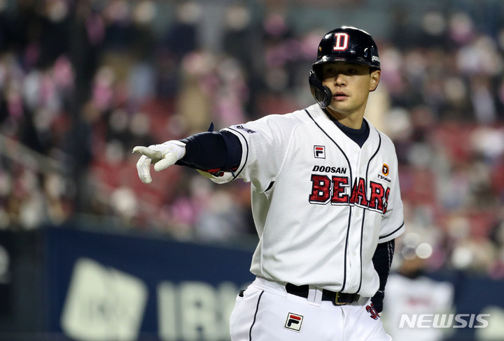 [서울=뉴시스] 김선웅 기자 = 1일 오후 서울 송파구 잠실야구장에서 열린 2021 KBO 포스트시즌 와일드카드 결정 1차전 키움 히어로즈와 두산 베어스의 경기, 8회말 주자2루 상황 두산 김재환이 우익수 뒤 홈런을 날린 뒤 홈으로 향하고 있다. 2021.11.01. mangusta@newsis.com