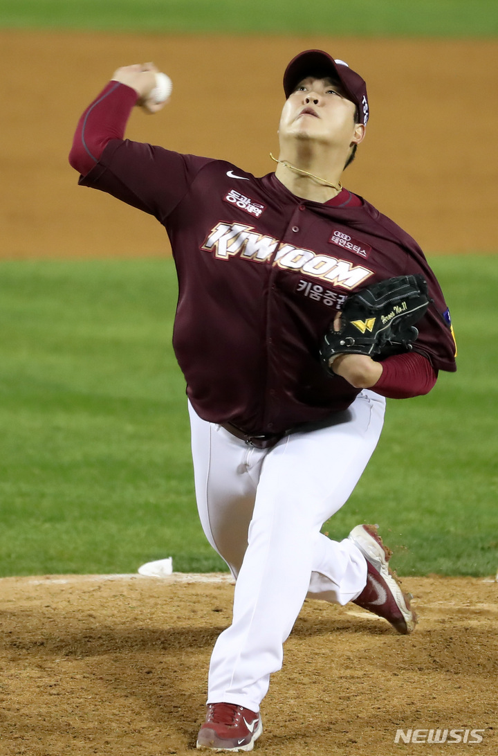 [서울=뉴시스] 이영환 기자 = 1일 오후 서울 송파구 잠실야구장에서 열린 2021 KBO 포스트시즌 와일드카드 결정 1차전 키움 히어로즈와 두산 베어스의 경기, 9회말 키움 조상우가 공을 던지고 있다. 2021.11.01. 20hwan@newsis.com