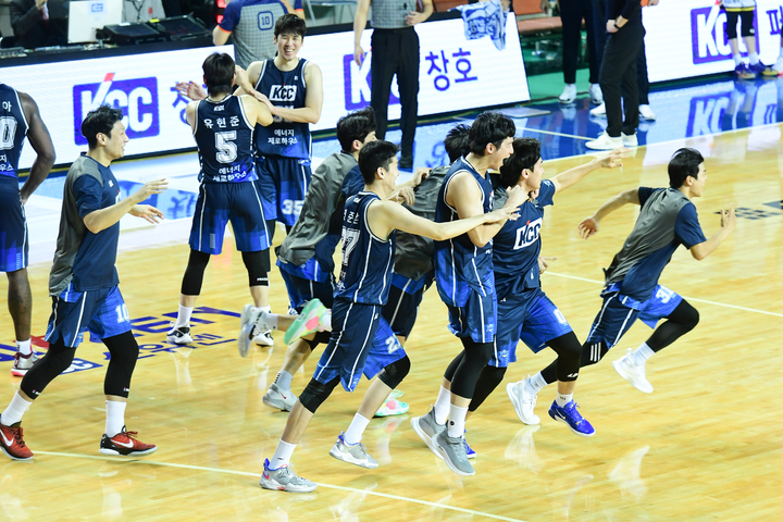 기뻐하는 프로농구 전주 KCC 선수단. (사진= KBL 제공) *재판매 및 DB 금지