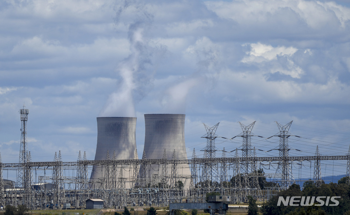 [머스웰브룩(호주)=AP/뉴시스]2021년 11월2일 호주 헌터밸리의 머스웰브룩 인근에 있는 베이즈워터 석탄화력발전소의 모습. 호주 최대의 석탄 화력발전소가 오는 2025년 계획보다 7년 빨리 문을 닫을 것이라고 발전소 운영 회사가 17일 발표했다고 AFP 통신이 보도했다. 재생 에너지 비용이 점점 낮아지면서 더 이상 가동할 수 없게 된 것이다. 2022.2.17