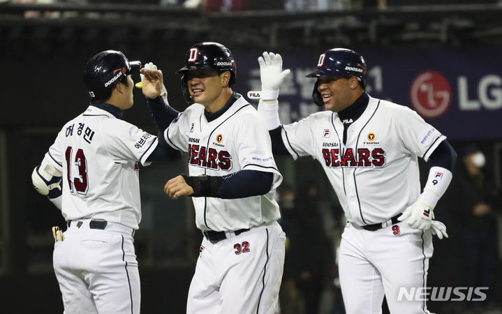 [서울=뉴시스] 고범준 기자 = 2일 오후 서울 송파구 잠실야구장에서 열린 2021 KBO 포스트시즌 와일드카드 결정 2차전 키움 히어로즈와 두산 베어스의 경기, 1회말 2사 2,3루 두산 양석환의 안타 때 2루주자 김재환(가운데)이 홈을 밟고 동료들과 기뻐하고 있다. 2021.11.02. bjko@newsis.com