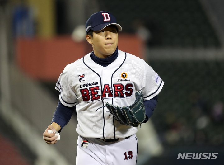 [서울=뉴시스] 고범준 기자 = 2일 오후 서울 송파구 잠실야구장에서 열린 2021 KBO 포스트시즌 와일드카드 결정 2차전 키움 히어로즈와 두산 베어스의 경기, 3회초를 마친 두산 김민규 투수가 덕아웃을 향하고 있다. 2021.11.02. bjko@newsis.com