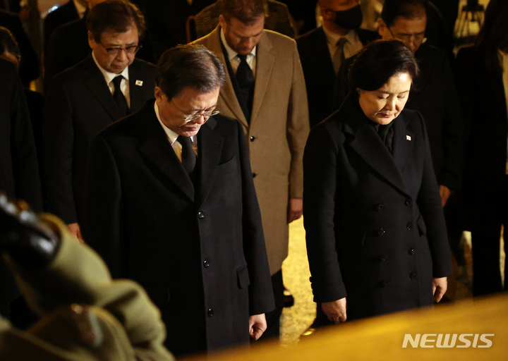 [부다페스트=뉴시스] 김진아 기자 = 문재인 대통령과 김정숙 여사가 2일(현지시간) 헝가리 부다페스트 머르기트교 선박사고 추모공간에서 헌화를 하고 있다. 2021.11.03. bluesoda@newsis.com