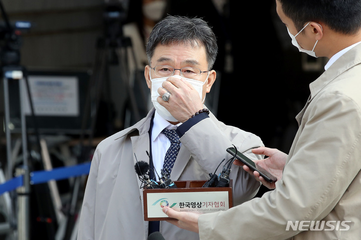 [서울=뉴시스] 김병문 기자 = '대장동 의혹'의 핵심 인물 중의 한명인 화천대유자산관리(화천대유) 대주주 김만배씨가 지난 3일 오후 서울 서초구 서울중앙지법에서 열린 구속 전 피의자 심문(영장실질심사)을 마친 뒤 취재진 질문에 답변하고 있다. 2021.11.03. dadazon@newsis.com