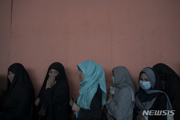 [카불(아프가니스탄)=AP/뉴시스] 지난 3일(현지시간) 아프가니스탄 수도 카불에서 여성들이 세계식량계획이 제공하는 지원금을 받기 위해 대기하고 있다. 2021.11.07. *사진은 기사 내용과 관련 없음.
