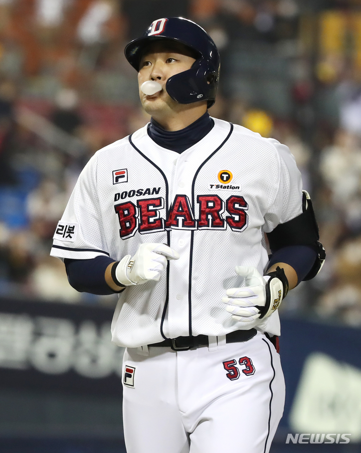 [서울=뉴시스] 정병혁 기자 = 5일 오후 서울 송파구 잠실야구장에서 열린 2021 KBO 포스트시즌 준플레이오프 2차전 두산 베어스와 LG 트윈스의 경기, 2회말 무사 주자없는 상황 두산 양석환이 아웃당한 뒤 아쉬워하고 있다. 2021.11.05. jhope@newsis.com