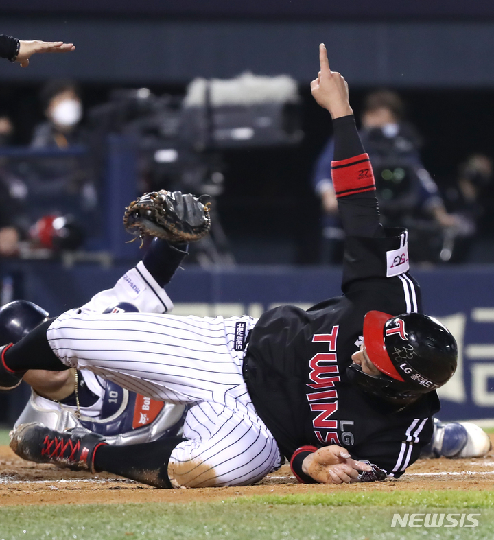 [서울=뉴시스] 정병혁 기자 = 5일 오후 서울 송파구 잠실야구장에서 열린 2021 KBO 포스트시즌 준플레이오프 2차전 두산 베어스와 LG 트윈스의 경기, 4회초 2사 주자 1, 2루 상황 LG 김민성 타석 때, 3루 주자 유강남이 몸을 날리며 홈인하고 있다. 2021.11.05. jhope@newsis.com