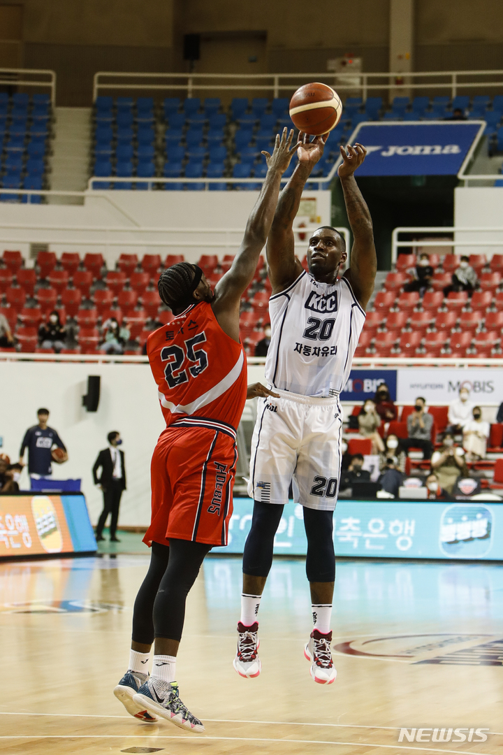 [서울=뉴시스]전주 KCC 라건아. (사진=KBL 제공)