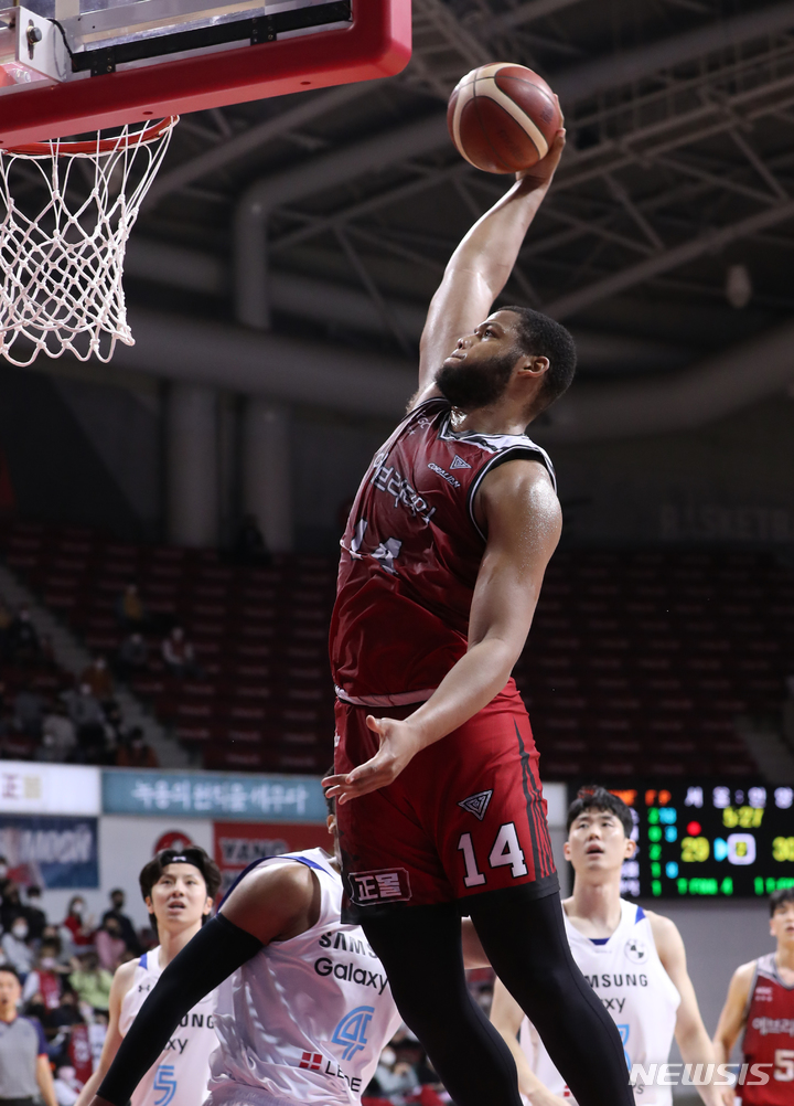 [서울=뉴시스]인삼공사 스펠맨이 덩크슛을 시도하고 있다. (사진=KBL 제공)