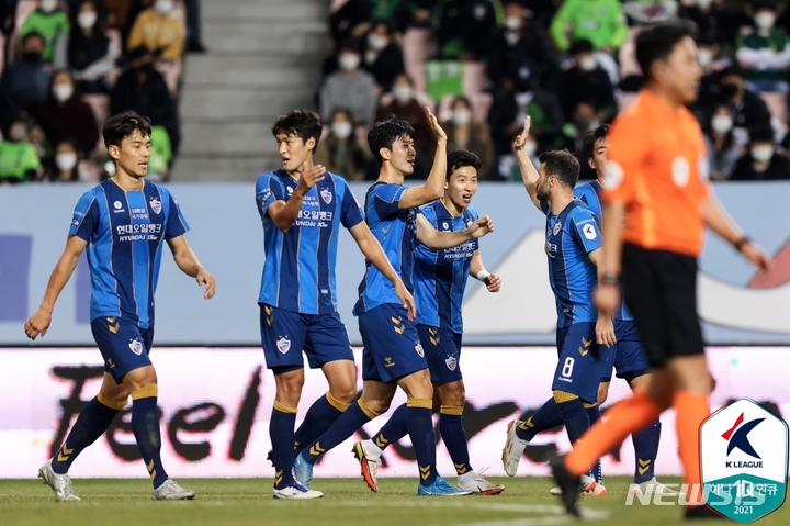 [서울=뉴시스]울산 임종은이 헤더로 동점골을 넣었다. (사진=프로축구연맹 제공)