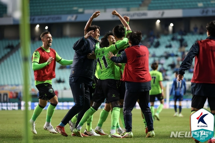 [서울=뉴시스]전북 류재문이 이번 시즌 이적 첫 골을 넣었다. (사진=프로축구연맹 제공)