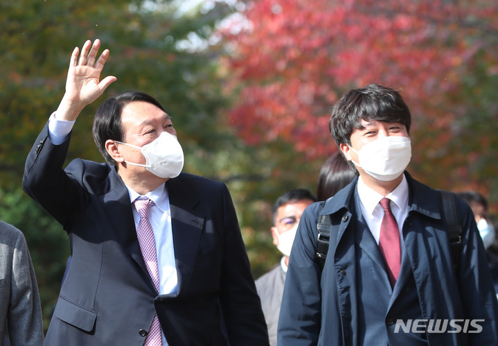 [서울=뉴시스] 정병혁 기자 = 이준석 국민의힘 대표와 윤석열 국민의힘 대선후보가 6일 오후 서울 마포구의 한 음식점에서 열린 회동에 앞서 시민들에게 인사하고 있다. (공동취재사진) 2021.11.06. photo@newsis.com