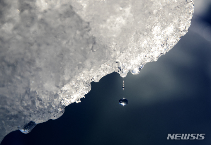 [AP/뉴시스]지난 2017년 8월1일 그린란드 남서부의 누우프 캉겔루아 피오르드의 빙산이 녹아 물방울이 떨어지고 있다. 북반구의 여름 기온이 점점 더 더워지면서 북극에 눈이 아니라 비가 내리는 현상이 40∼50년 뒤면 일반적이 될 것이라는 새 연구 결과가 발표됐다고 CNN이 30일(현지시간) 보도했다. 