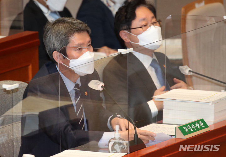 [서울=뉴시스] 최진석 기자 = 이인영 통일부 장관이 8일 오전 서울 여의도 국회에서 열린 예산결산특별위원회 종합정책질의에서 의원들의 질의에 답하고 있다. (공동취재사진) 2021.11.08. photo@newsis.com