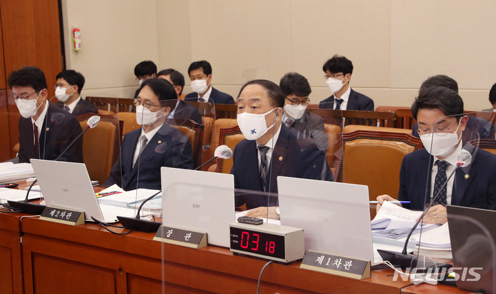 홍남기 "요소수 사태, 이달 중 나아진다…수천t 협의 중"(종합)