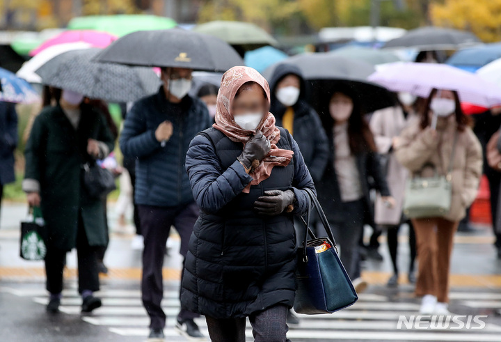 전북 천둥·번개 동반 강한 비…강풍과 풍랑 유의