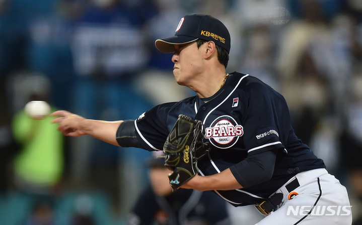 [대구=뉴시스] 이무열 기자 = 9일 오후 대구 수성구 삼성라이온즈파크에서 열린 2021 KBO 포스트시즌 플레이오프 두산 베어스와 삼성 라이온즈의 1차전 경기, 1회말 두산 선발투수 최원준이 역투하고 있다. 2021.11.09. lmy@newsis.com