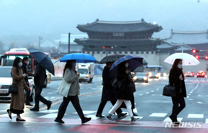 [서울=뉴시스] 서울시는 오는 2022년 3월15일까지 4개월 동안 '2021 겨울철 종합대책'을 가동한다고 15일 밝혔다. 사진은 서울에 첫눈이 내린 지난 10일 오전 서울 광화문 인근에서 시민들이 출근길 발걸음을 재촉하고 있다. (사진=뉴시스DB) photo@newsis.com 