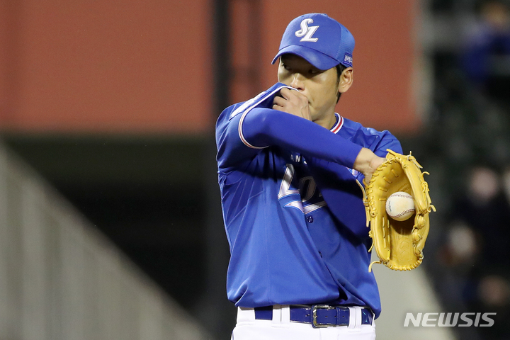 [서울=뉴시스] 조성우 기자 = 10일 오후 서울 송파구 잠실야구장에서 열린 2021 KBO 포스트시즌 플레이오프 삼성 라이온즈와 두산 베어스의 2차전 경기, 삼성 선발투수 백정현이 두산 1회말 공격 1사 후 연속 실점한 뒤 아쉬워하고 있다. 2021.11.10. xconfind@newsis.com