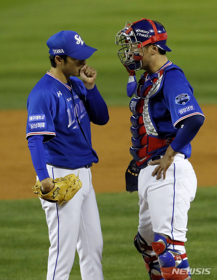 [서울=뉴시스] 홍효식 기자 = 10일 오후 서울 송파구 잠실야구장에서 열린 2021 KBO 포스트시즌 플레이오프 삼성 라이온즈와 두산 베어스의 2차전 경기, 2회말 1사 2루 상황에서 삼성 백정현과 포수 강민호가 이야기를 나누고 있다. 2021.11.10. yesphoto@newsis.com