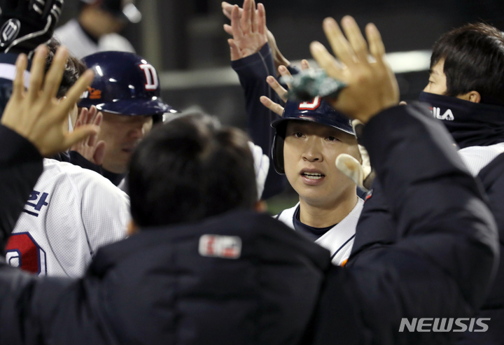 [서울=뉴시스] 조성우 기자 = 10일 오후 서울 송파구 잠실야구장에서 열린 2021 KBO 포스트시즌 플레이오프 삼성 라이온즈와 두산 베어스의 2차전 경기, 두산 3회말 공격 1사 주자 1, 3루서 페르난데스의 2타점 적시2루타 때 홈인한 정수빈, 김재호가 동료들과 하이파이브하고 있다. 2021.11.10. xconfind@newsis.com