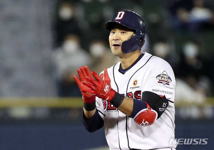 [서울=뉴시스] 조성우 기자 = 10일 오후 서울 송파구 잠실야구장에서 열린 2021 KBO 포스트시즌 플레이오프 삼성 라이온즈와 두산 베어스의 2차전 경기, 두산 4회말 공격 1사 주자 2, 3루서 강승호가 2타점 적시2루타를 때린 뒤 기뻐하고 있다. 2021.11.10. xconfind@newsis.com