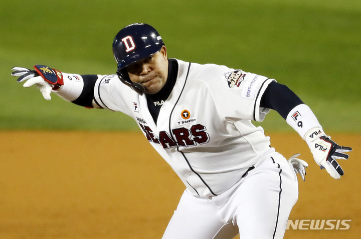 [서울=뉴시스] 홍효식 기자 = 10일 오후 서울 송파구 잠실야구장에서 열린 2021 KBO 포스트시즌 플레이오프 삼성 라이온즈와 두산 베어스의 2차전 경기, 5회말 1사 주자없는 상황에서 두산 페르난데스가 우익수 1루타를 친 뒤 세리머니를 하고 있다. 2021.11.10. yesphoto@newsis.com