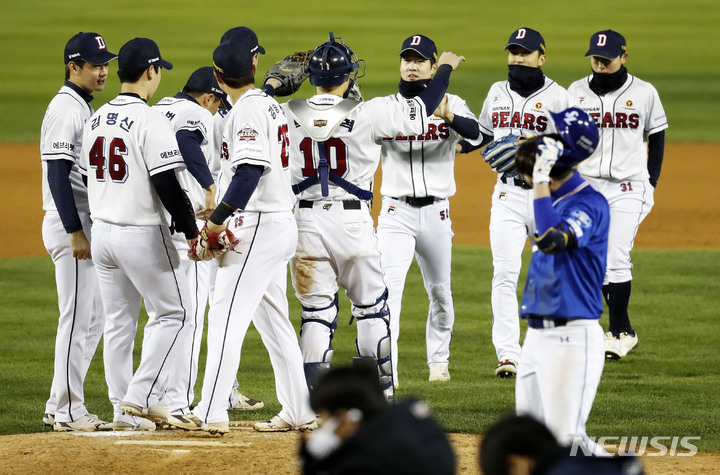 [서울=뉴시스] 홍효식 기자 = 10일 오후 서울 송파구 잠실야구장에서 열린 2021 KBO 포스트시즌 플레이오프 삼성 라이온즈와 두산 베어스의 2차전 경기, 11대3으로 승리해 한국시리즈에 진출한 두산 선수들이 자축하고 있다. 2021.11.10. yesphoto@newsis.com