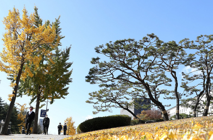 [서울=뉴시스] 백동현 기자 = 맑은 날씨를 보인 지난 12일 오전 서울 서초구 서울중앙지방법원에서 시민들이 이동하고 있다. 2021.11.12. livertrent@newsis.com