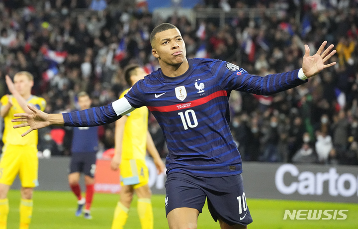[파리=AP/뉴시스]프랑스 축구대표팀 킬리안 음바페가 4골을 터트렸다. 2021.11.13.