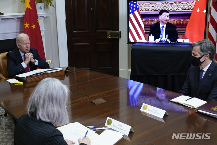 [워싱턴=AP/뉴시스] 조 바이든 미국 대통령이 15일(현지시간) 백악관 루스벨트 룸에서 시진핑 중국 국가주석과 화상 정상회담을 하고 있다. 2021.11.16.